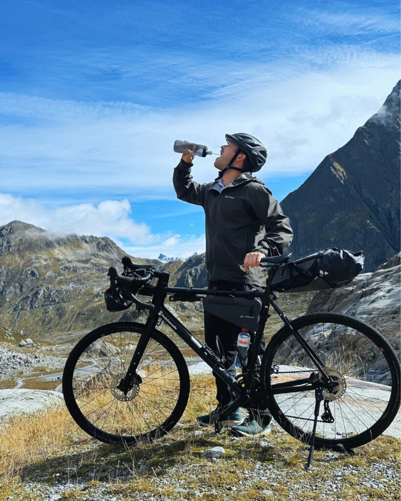 Gravelbike auf Schotterstrasse in den Schweizer Alpen